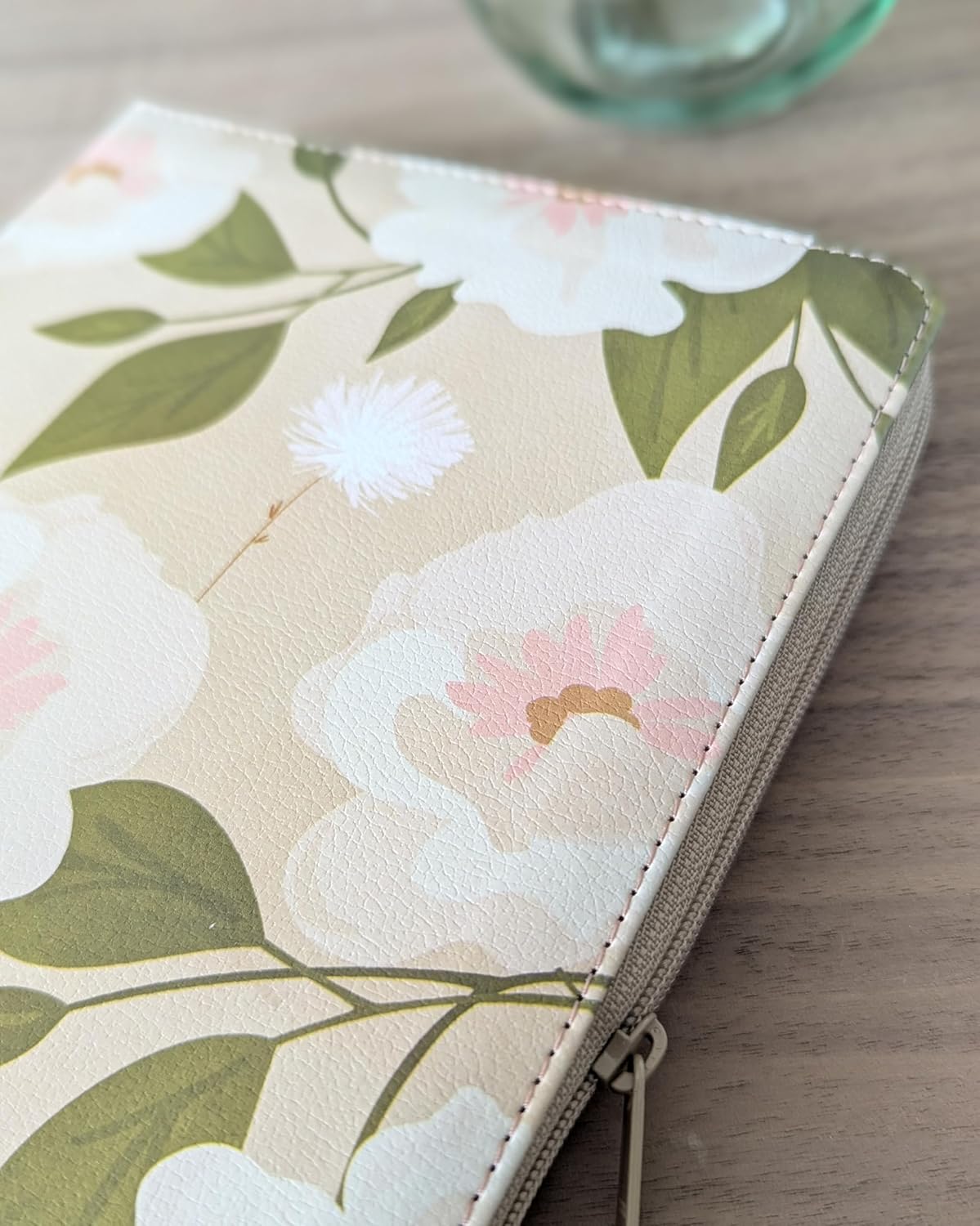 NLT Thinline Reference Zipper Bible, Filament Enabled (LeatherLike, Tender Bloss