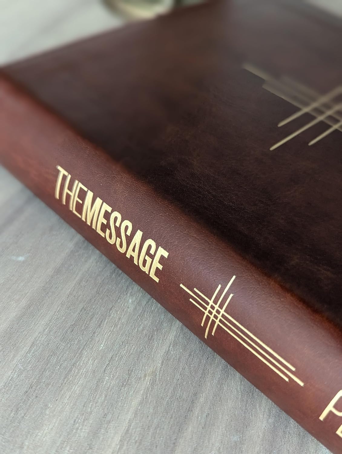 The Message Deluxe Gift Bible (Leather-Look, Dark Brown Gold Cross): The Bible i