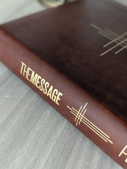 The Message Deluxe Gift Bible (Leather-Look, Dark Brown Gold Cross): The Bible i