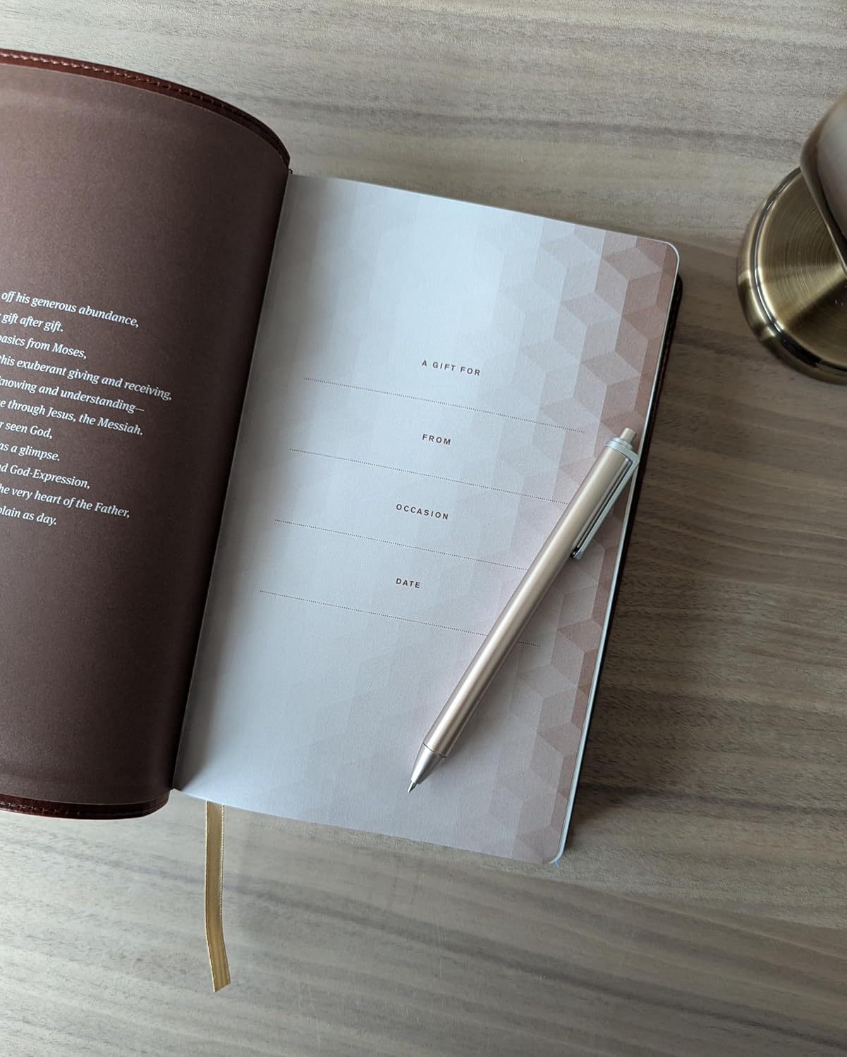 The Message Deluxe Gift Bible (Leather-Look, Dark Brown Gold Cross): The Bible i