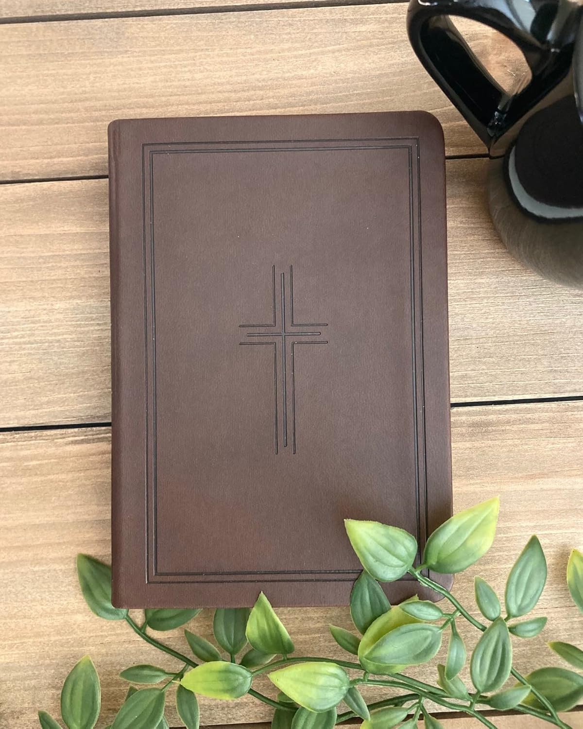 NLT Bible Premiun Value Compact Filament Brown Cross Lth/Like