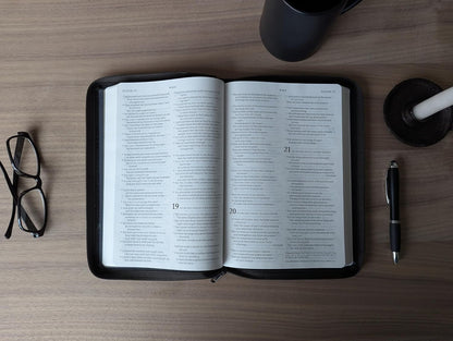 NLT Bible Thinline Ref with Cross L/P - Black Lthlike- Zip/ Filament