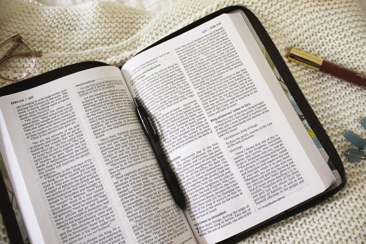 NIV, Thinline Bible, Large Print, Leathersoft, Floral, Zippered, Red Letter, Com