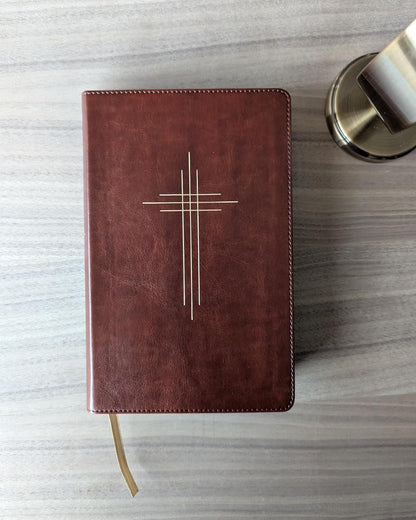 The Message Deluxe Gift Bible (Leather-Look, Dark Brown Gold Cross): The Bible i