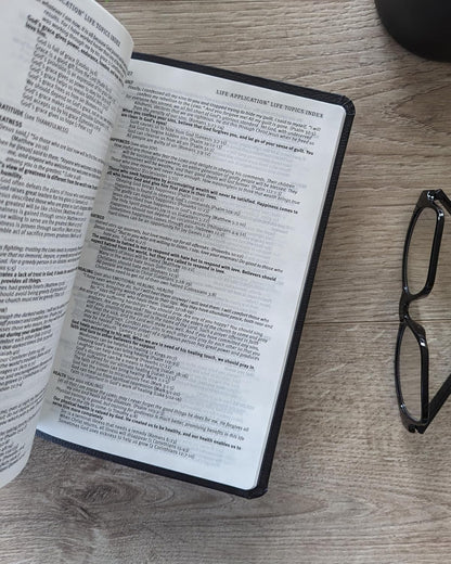 NLT Bible Prem Value Thinline Filament Black Im/Lth