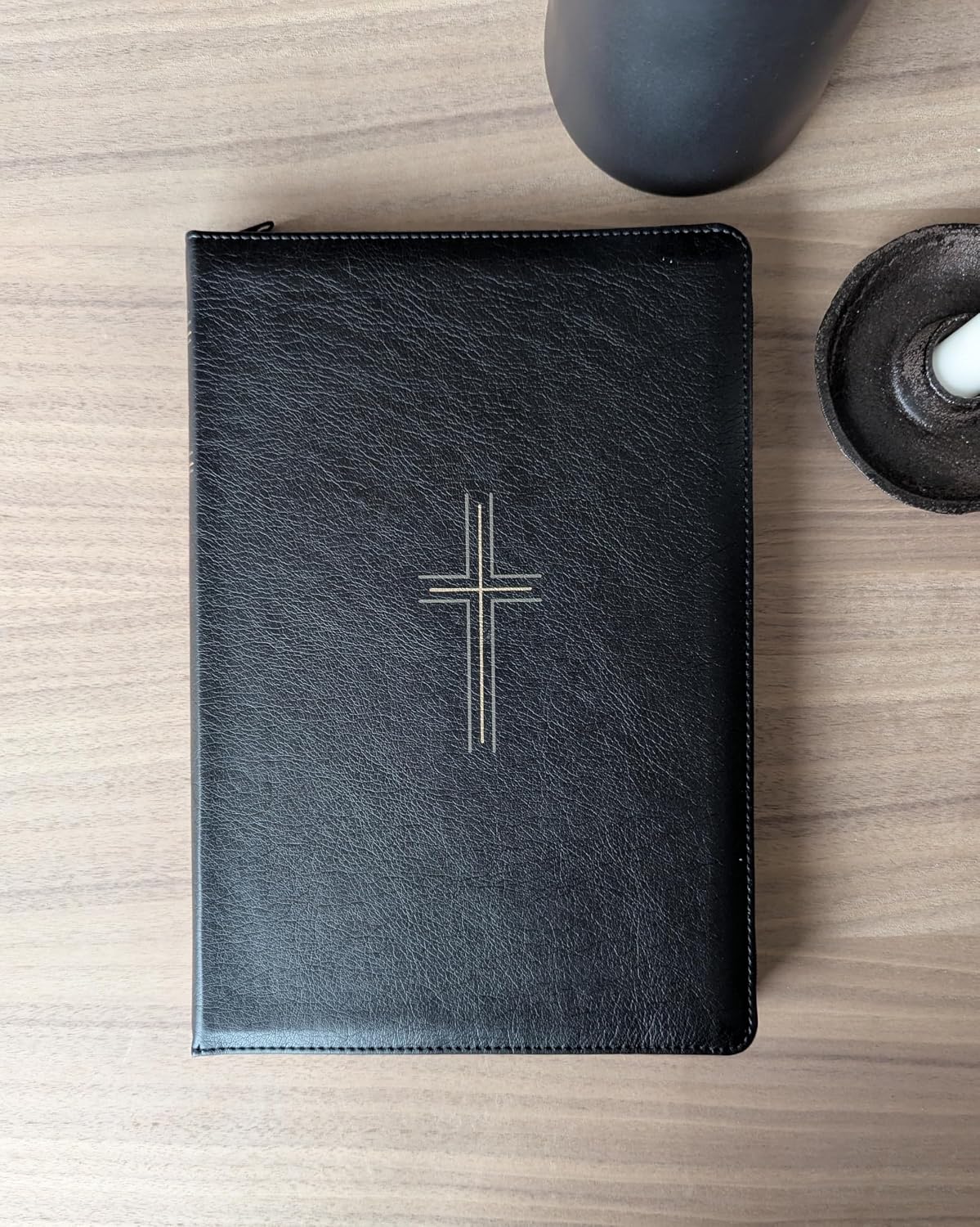 NLT Large Print Thinline Reference Zipper Bible, Filament (Black Cross, Indexed)