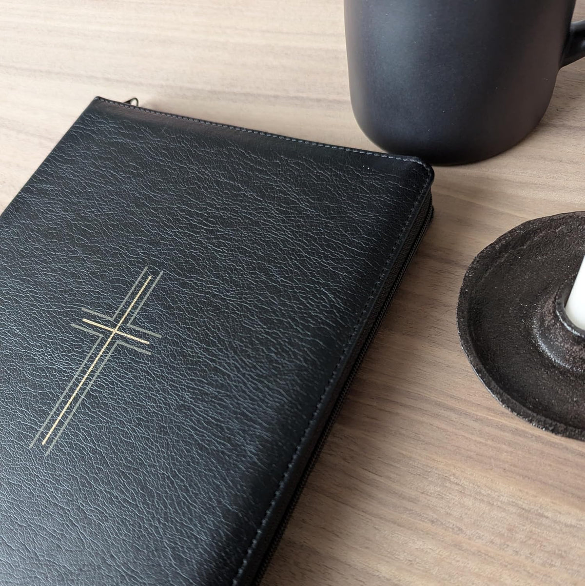 NLT Large Print Thinline Reference Zipper Bible, Filament (Black Cross, Indexed)