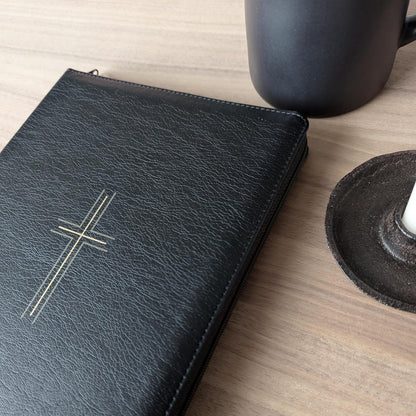 NLT Large Print Thinline Reference Zipper Bible, Filament (Black Cross, Indexed)