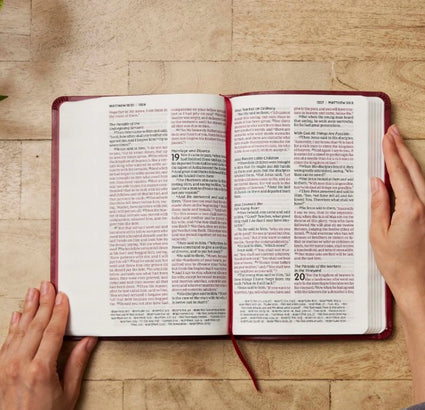 NKJV Reference Bible Giant Print Personal Size Burgundy Leathersoft